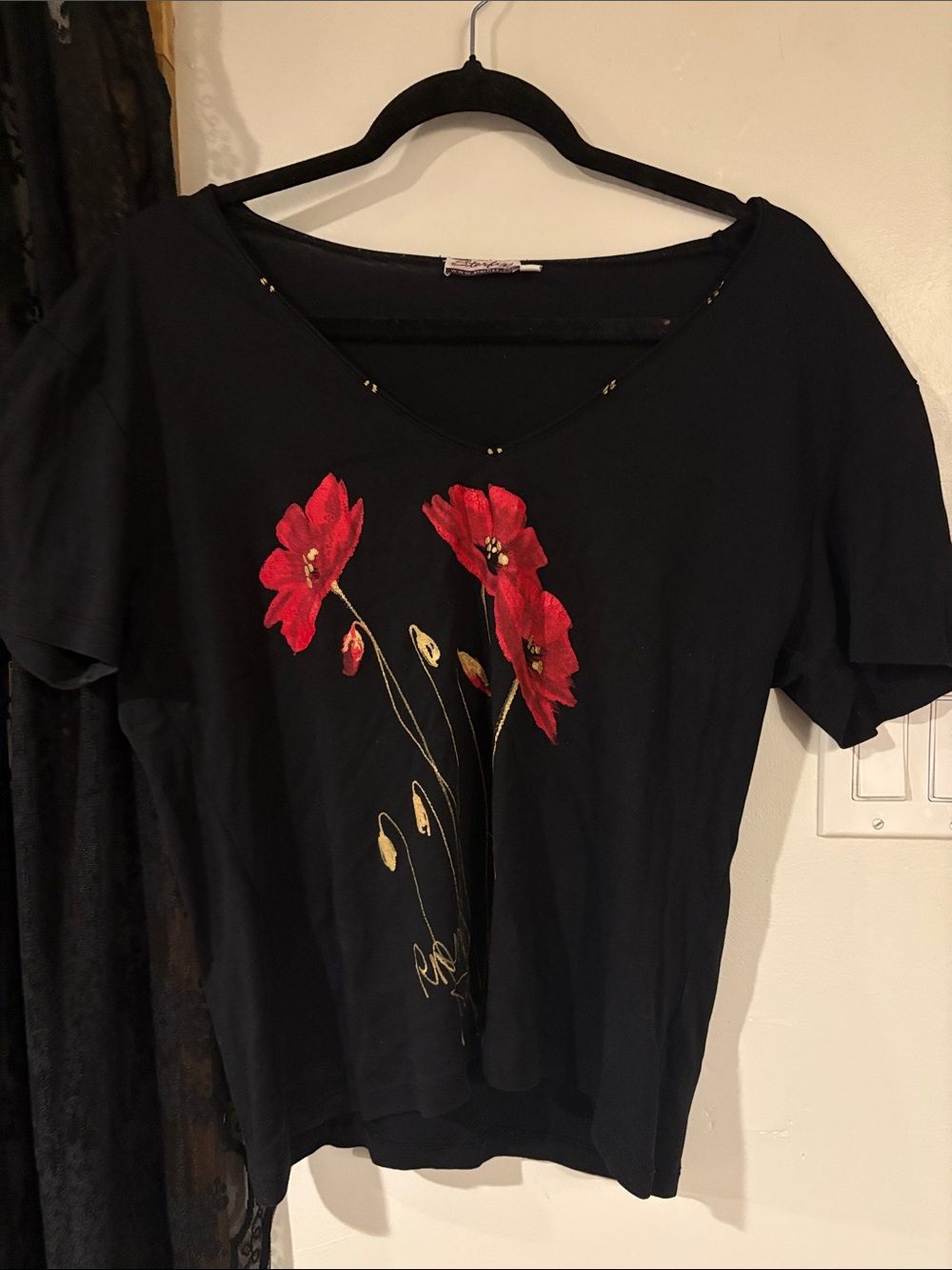 Black graphic poppy tee